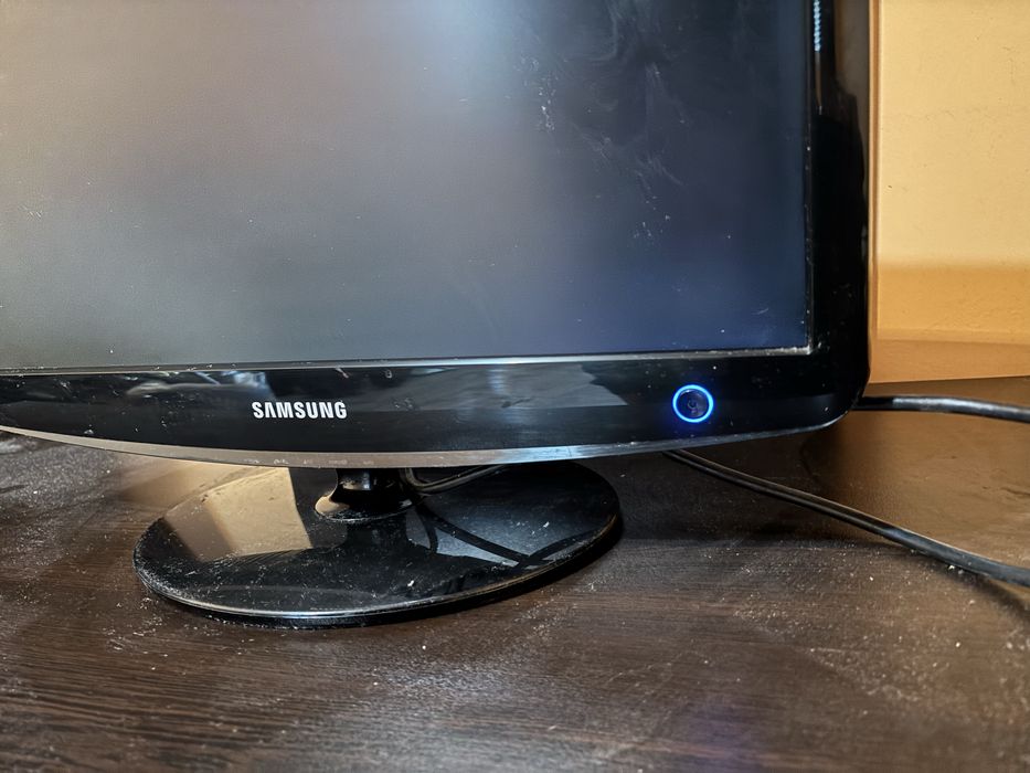 Samsung 20” без забележка с кабел в комплекта