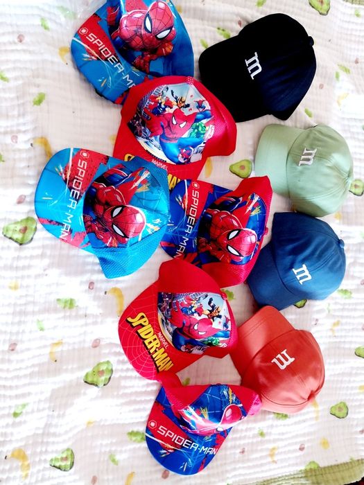 Кепки новые продам