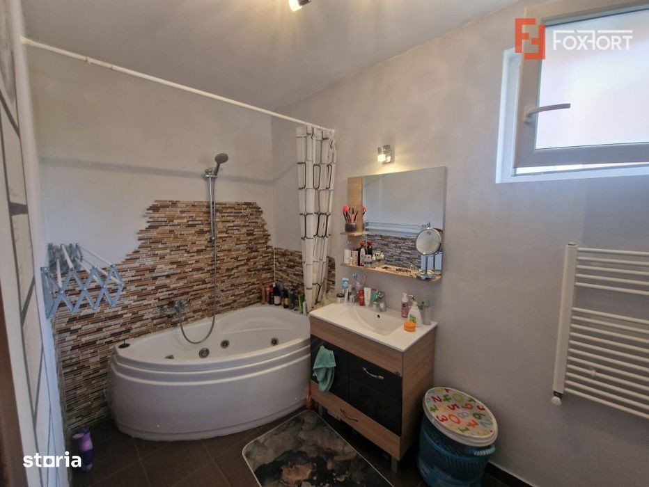 Duplex de vanzare cu 4 camere, cu teren de 303 mp, Ghiroda