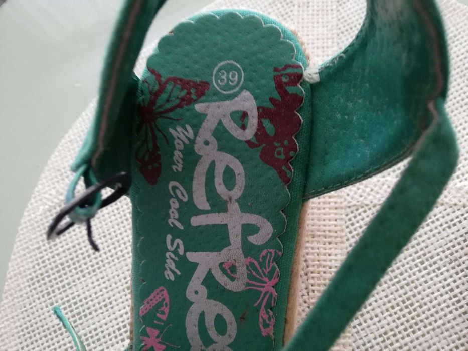 Леки и удобни дамски сандали подходящи за сезон пролет,лято и есен.