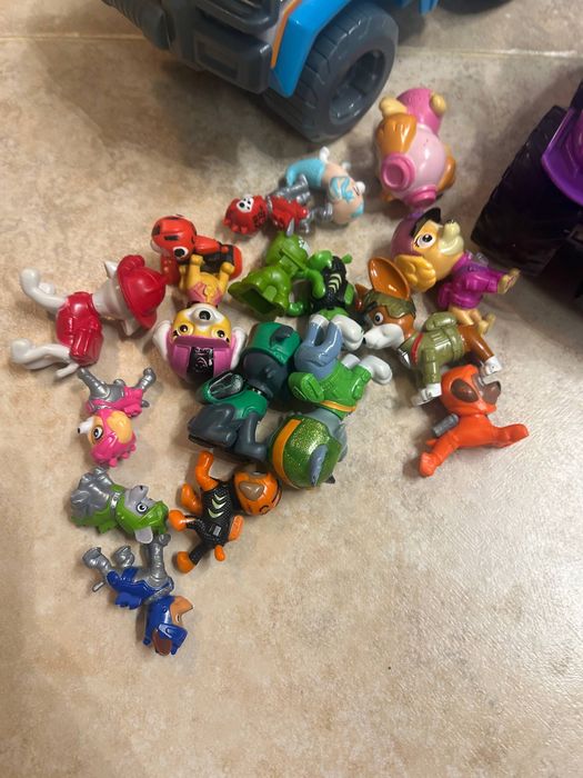 Paw Patrol: Mașină de Junglă  + zeci de mini-figurine
