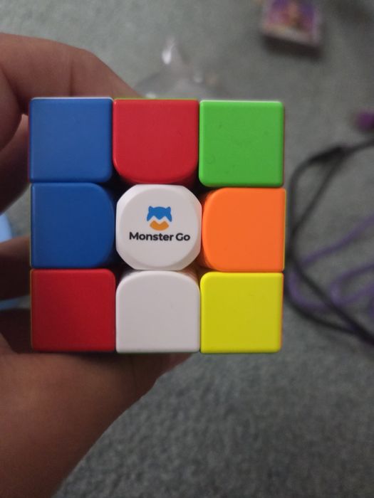 Vând 2 cuburi Rubik