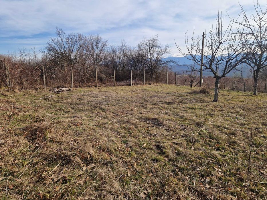 Имот в с.Очуша за вила, къща илиовощна градина