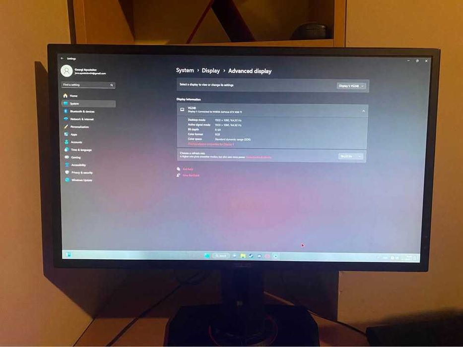 Геймърски компютър и монитор