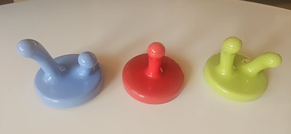 Три нови закачалки за стена