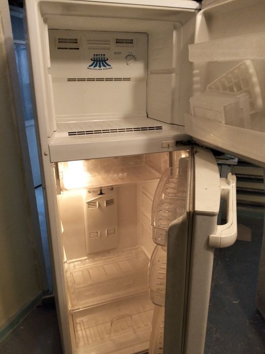 Продаю холодильник двух камерный в отличном состоянии