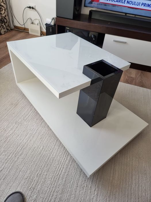 Masa din pal alb cu sticla