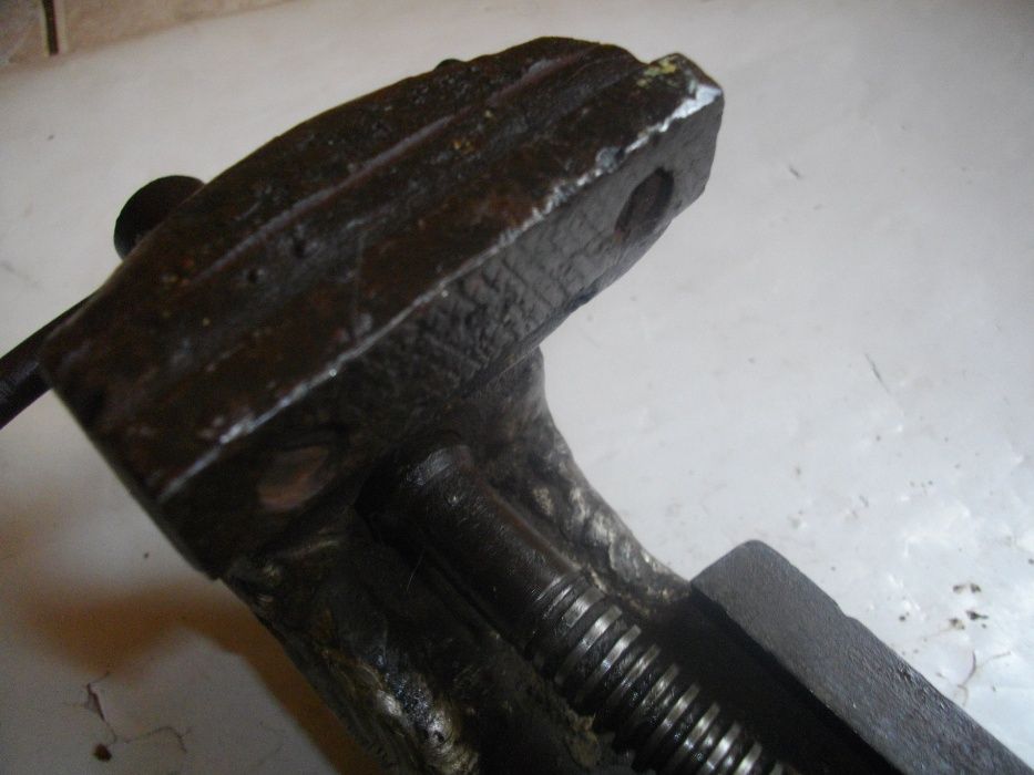 Българско Соц Шлосерско Менгеме 8,5 кг Старо качество  11 см Захват