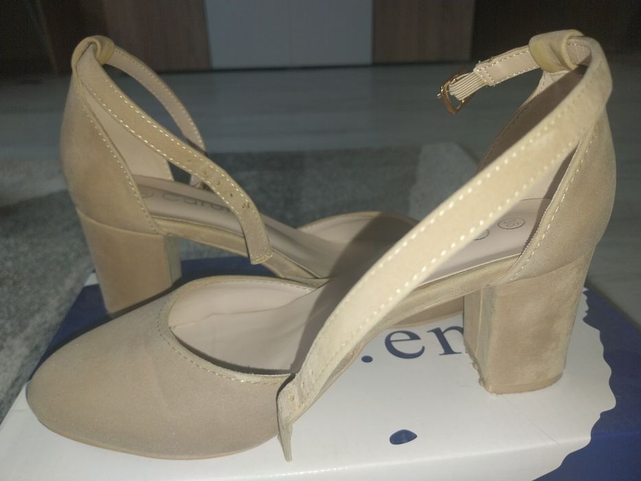 Vand pantofi cu bereta