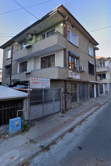 Продавам етаж от къща със самостоятелен вход.