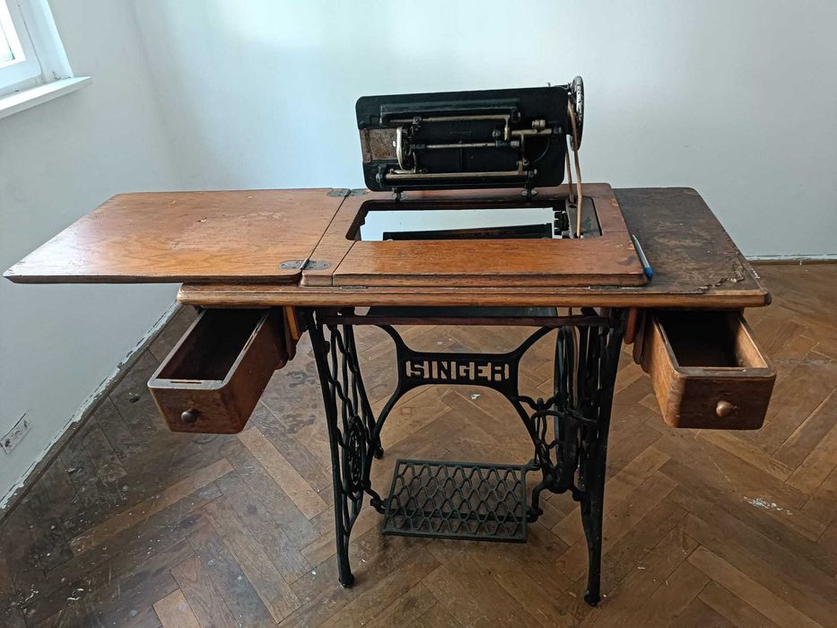 Mașină de cusut Singer veche cu pedală și mobilier original – cca. 1930