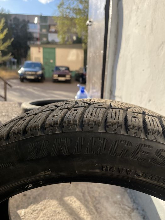 Продам резину 235,45,18