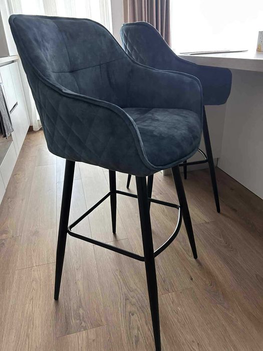 Doua scaune albastre de catifea de bar montate