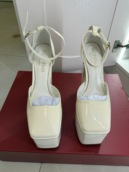 Налични дамски обувки на висок ток Valentino 37 размер