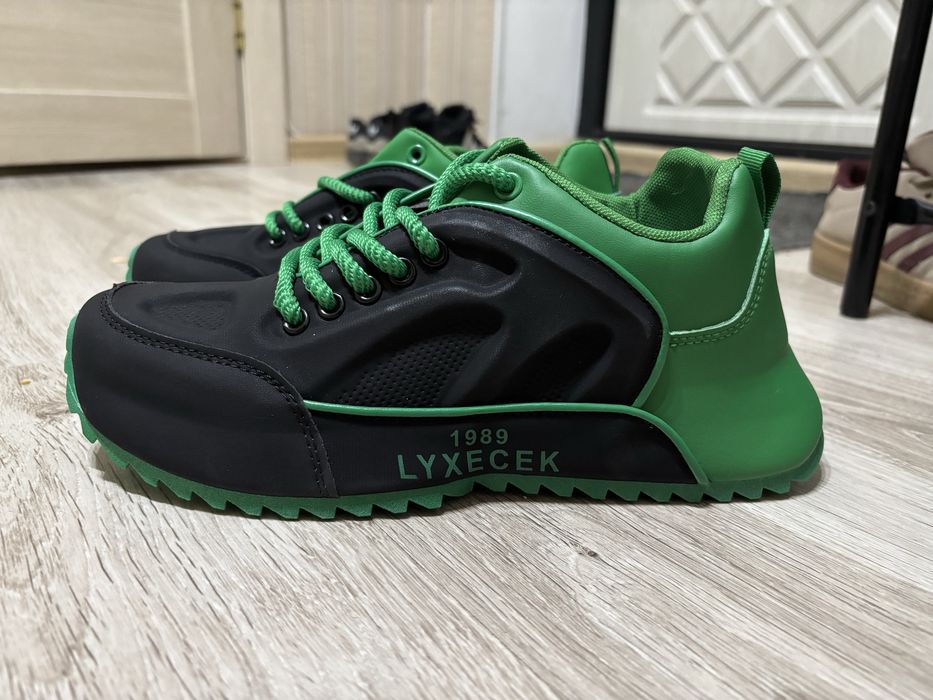 Продам мужские кроссовки новые