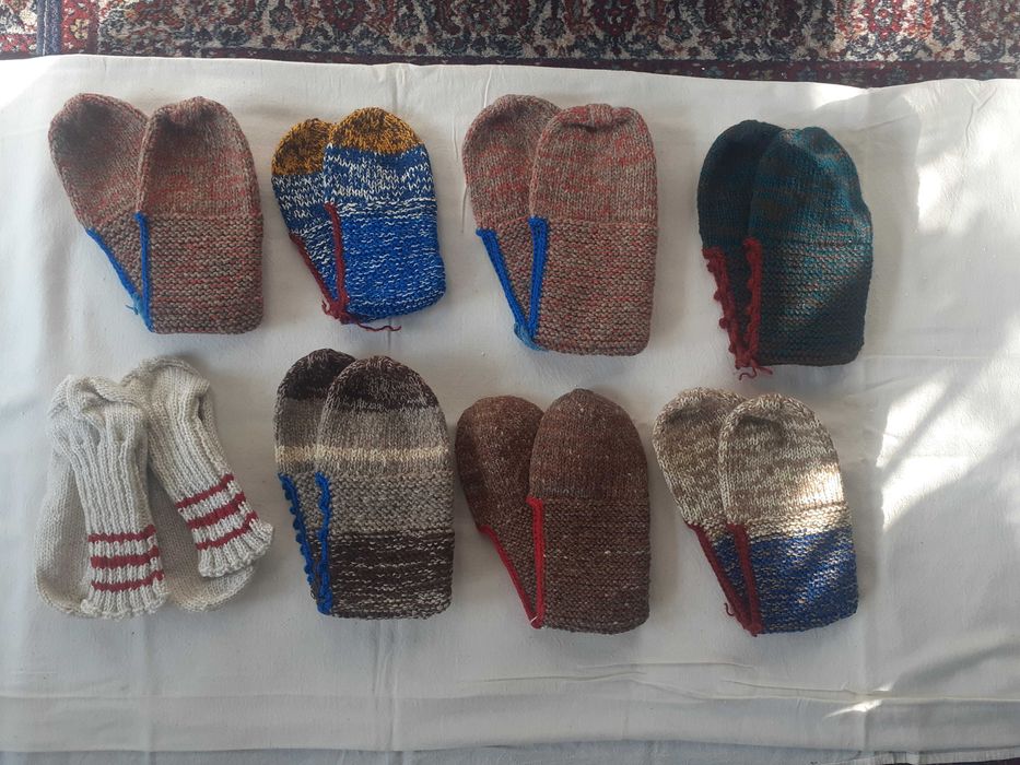 Продавам ръчно изплетени вълнени чорапи и терлици-дамски и детски