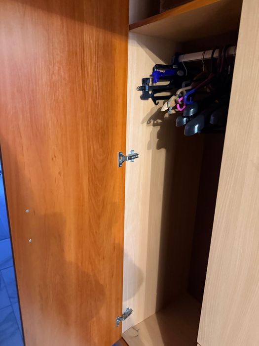 Продавам трикрилен гардероб