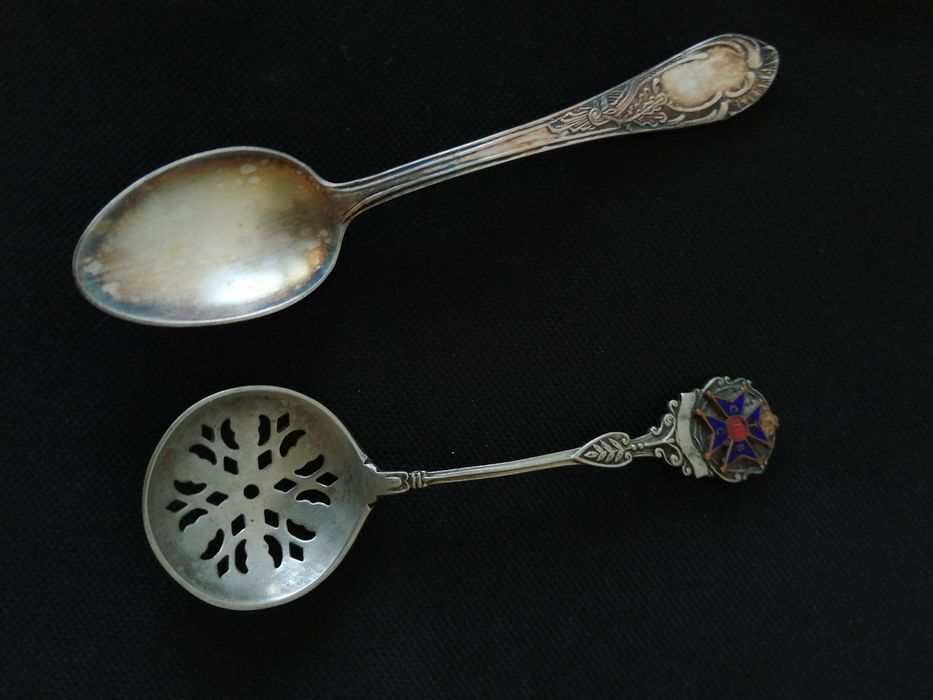 Doua linguri lingurite vintage de colectie una are crucea malteza