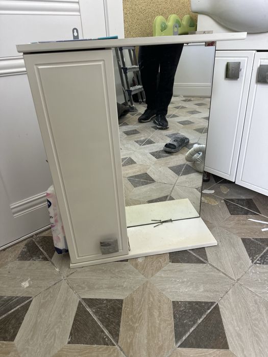 Тумба с раковиной и зеркалом