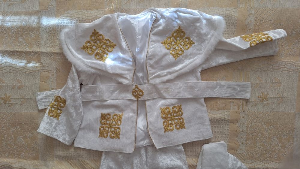 Подам костюм размер 3,4,5 лет