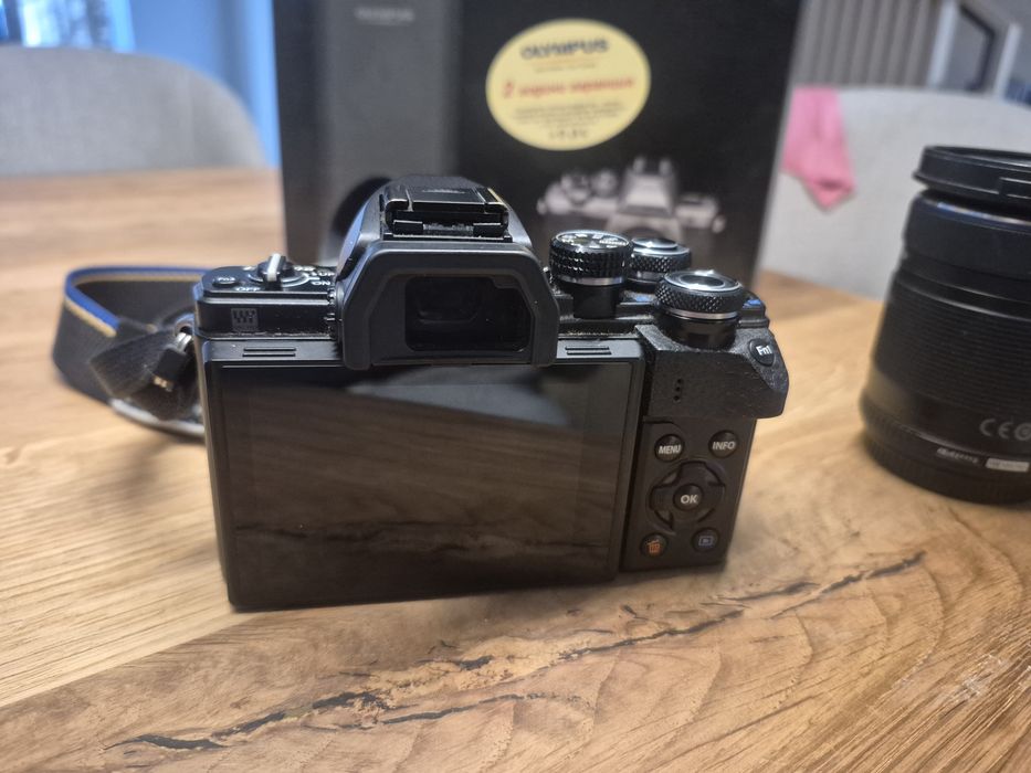 Olympus E-M10 Mark ii с 2 обектива 14-42mm + 40-150mm