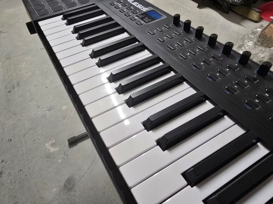 MIDI клавиатура Alesis VI49