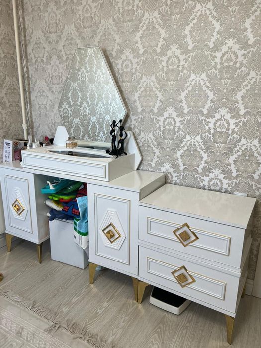 Шкаф, туалетный столик, 2 тумбочки