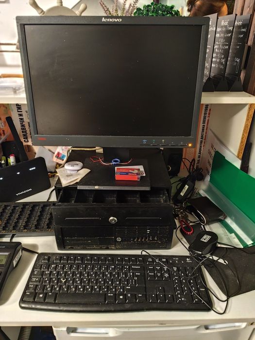 Компютър HP настолен. Монитор Lenovo
