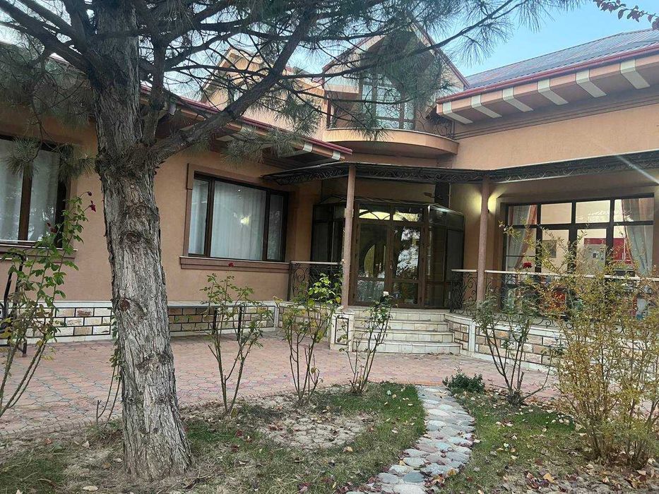 От города Чирчик 7км .Продам виллу на 16 сотках. Все коммуникации.