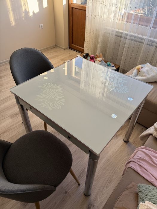 Продавам трапезна маса + 4бр столове