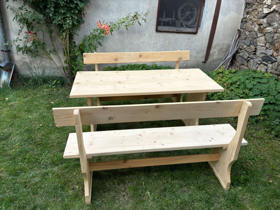 Дървени маси и пейки