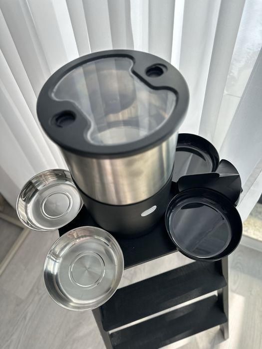 Dispozitiv automat pentru hranirea animalelor de companie