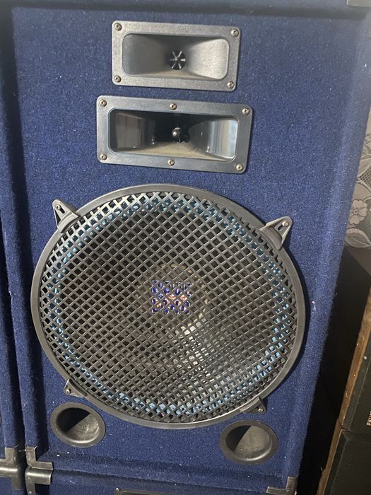 Vand sau schimb boxe si un mixer ibiza boxele merg foarte bn la fel si mixeru