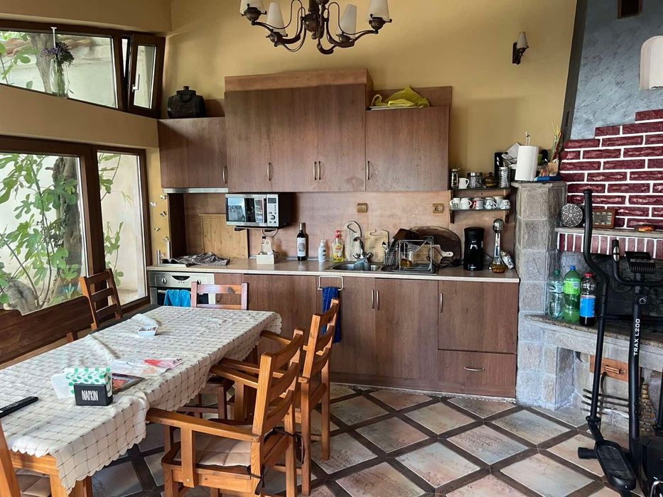 Три етажна вила в Марково