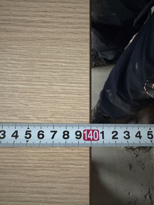 Модерно офис бюро с дървесен плот и метална конструкция