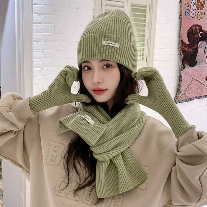 Комплект шапка шарф перчатки.