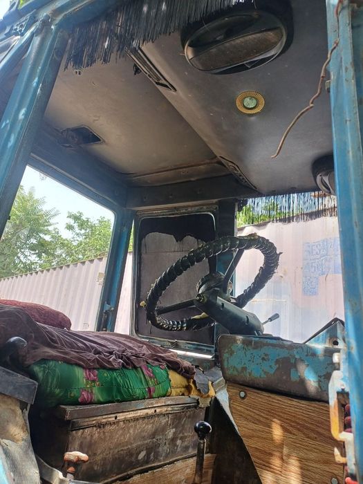 Traktor zo‘r qora mator zadni mos karopka gipayt xolatda ishga tayyor