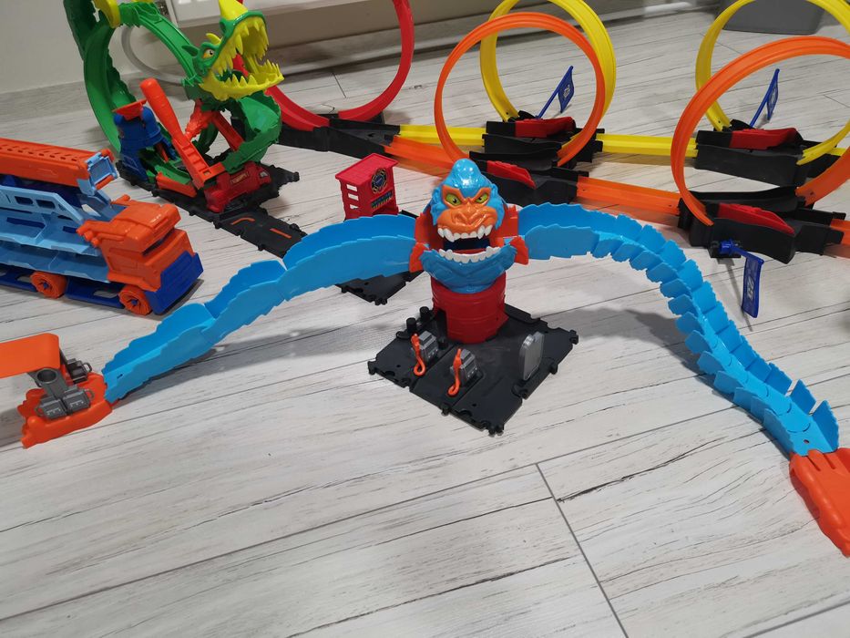 Продавам колички и писти на HotWheels