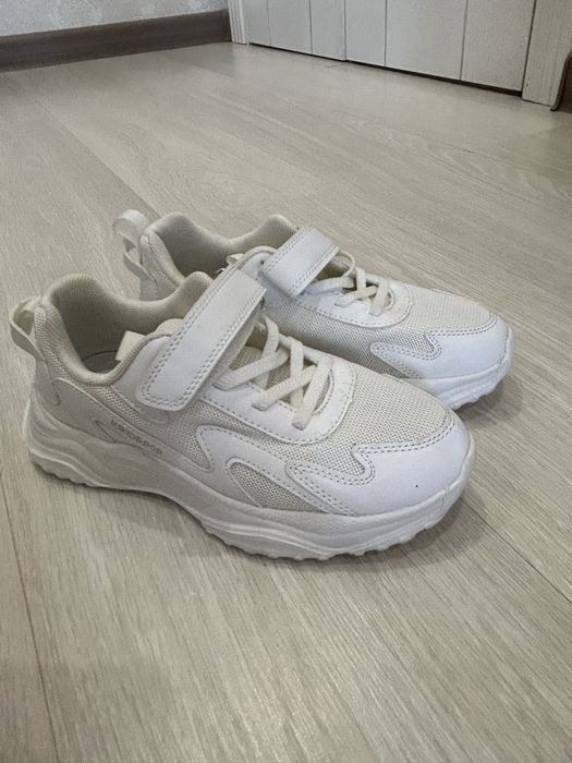 кроссовки не ношенные 35 размер