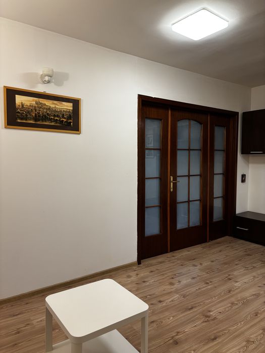 Apartament luminos 2 camere de închiriat | Metrou Apărătorii Patriei (7 min) | Parcare inclusă