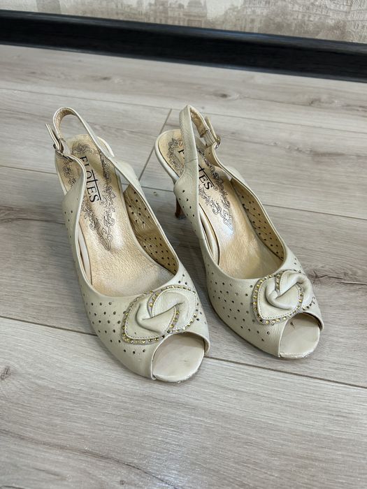 Босоножки, туфли продаются