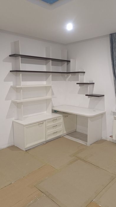 Продается детский рабочий стол, с полками,