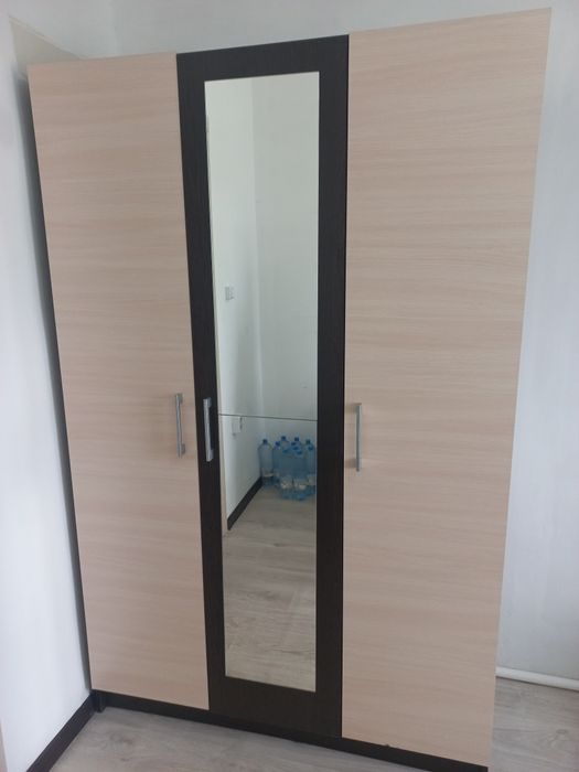 Продам шкаф в хорошем состоянии высота 1.8