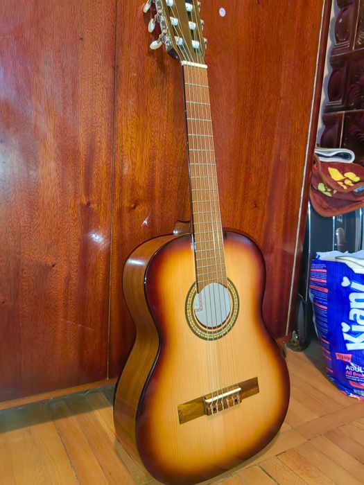 Vând chitară! Pentru mai multe poze si detalii in privat!