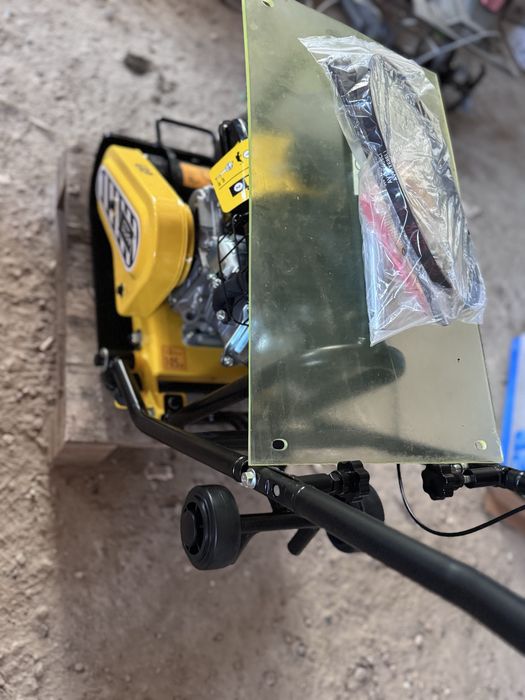 Talpa compactoare 70 kg  4t benzina