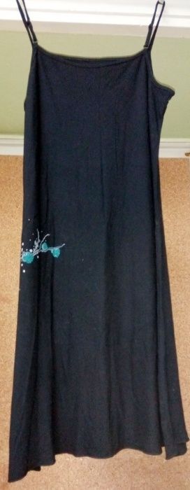 Черна лятна рокля с тънки презрамки и синя апликация