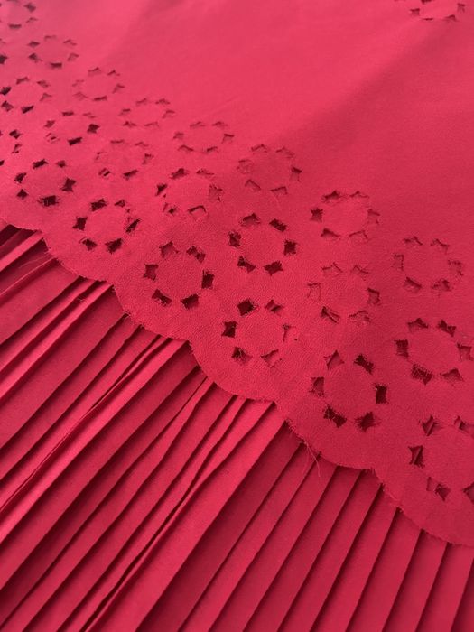 Красное платье миди