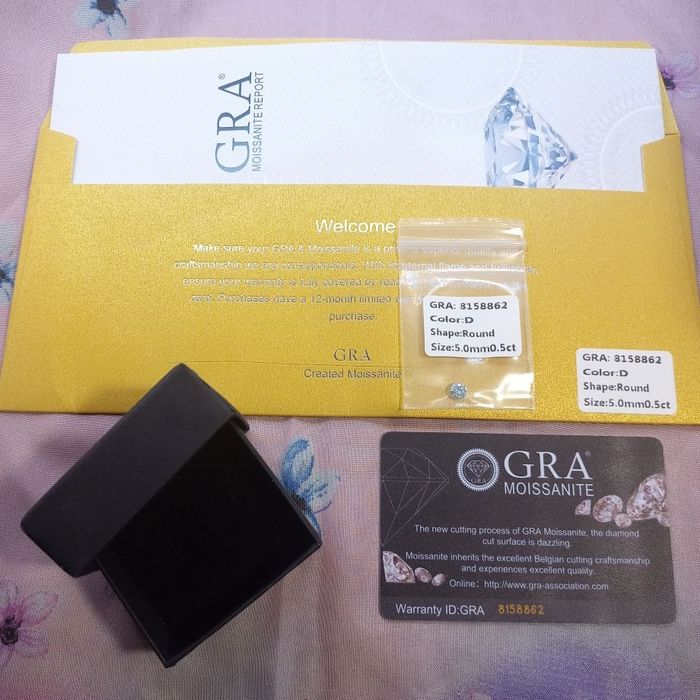 Мойсанит Диамант  5 мм  0.5 карата .
Камъка който