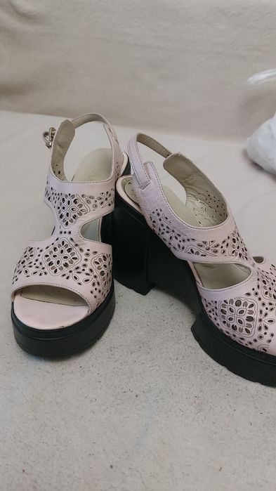 Продаю летнию обувь