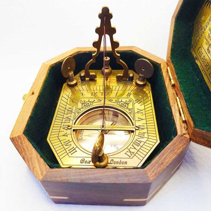 Компас със слънчев часовник от масивен бронз в дървена кутия